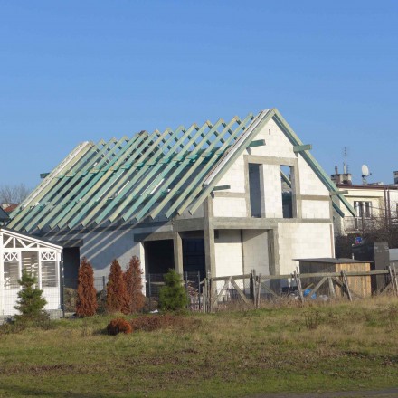 Szukając domu ekonomicznego w budowie, warto zdecydować się na taki o prostej bryle, pozbawionej takich detali architektoniczny